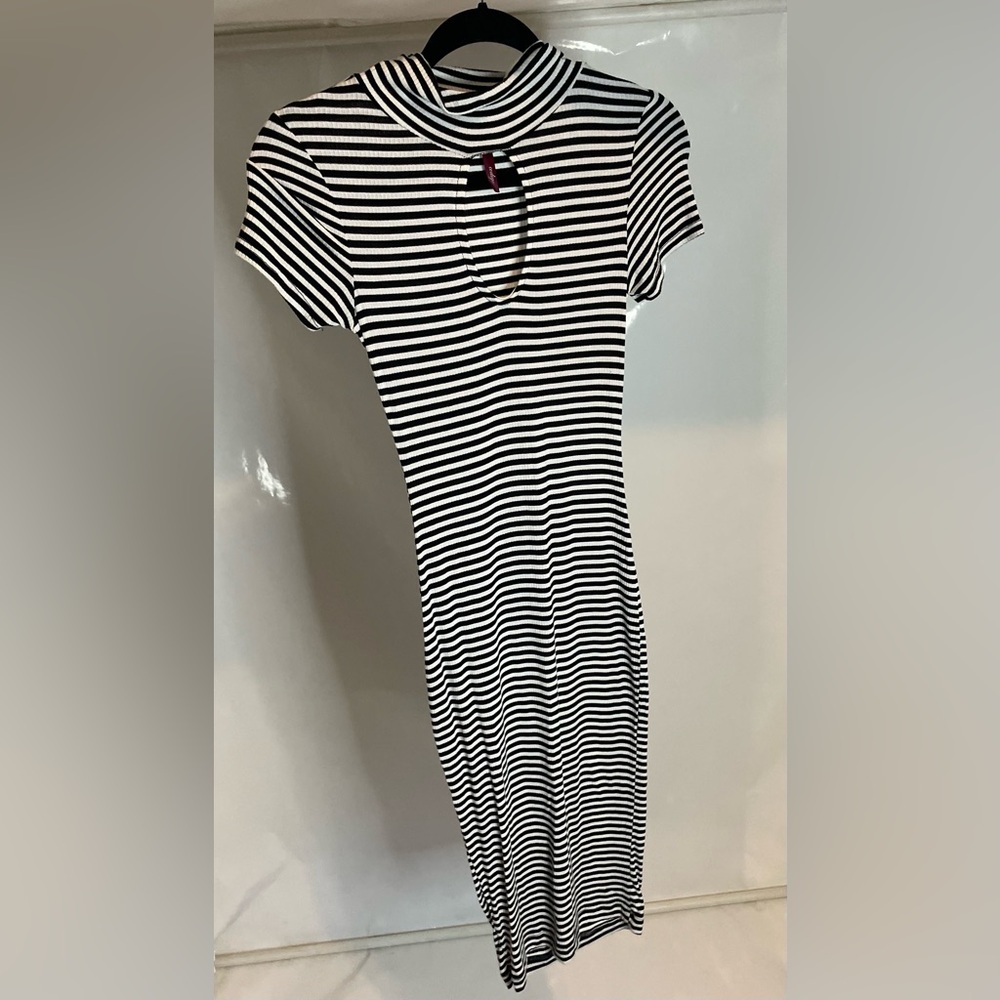 Código Classic Black and White Striped Midi Dress size small